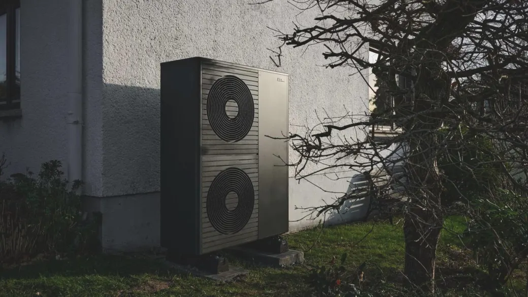 Doppelstöckige Wärmepumpe aroTHERM plus im Vorgarten vor weißer Hauswand
